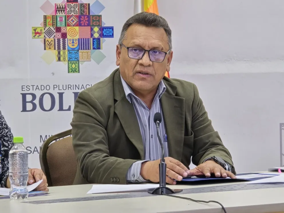 El viceministro de Promoción Vigilancia Epidemiológica y Medicina Tradicional, Max Enríquez, en conferencia de presa. Foto: Ministerio de Salud