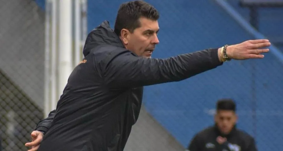 El técnico Ismael Rescalvo en un partido anterior del Tigre. Foto: The Strongest-