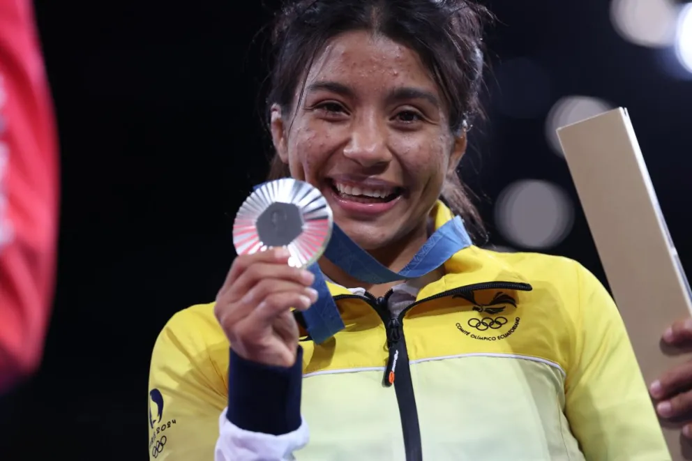 La ecuatoriana Lucía Yamileth Yépez posa con la medalla de plata. Foto: EFE.