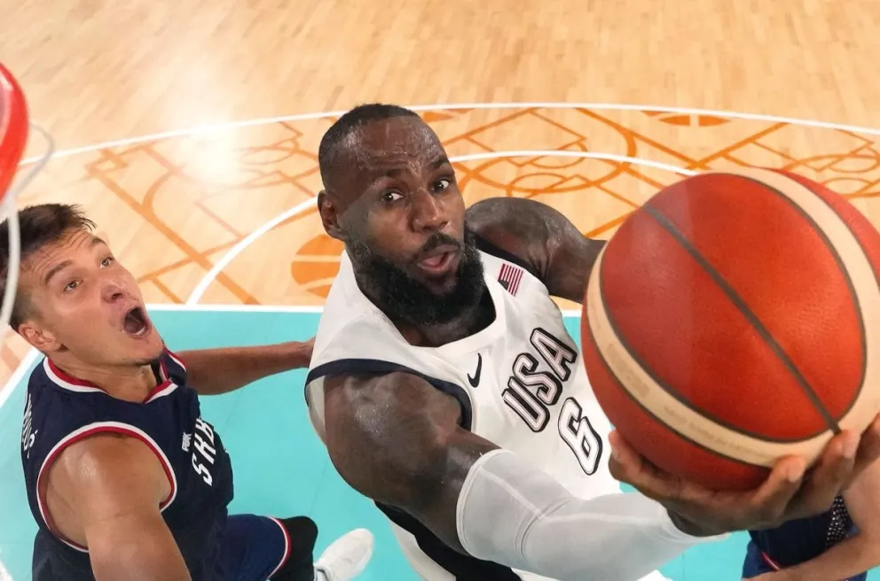 El estadounidense LeBron James hace un movimiento para encestar la pelota. Foto: USA Basketball.