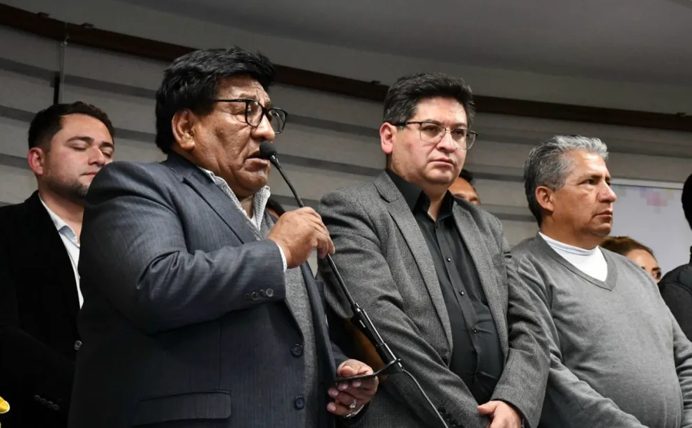 Autoridades de Gobierno y el principal dirigente de los choferes de servicio urbano brindan conferencia de prensa. Foto: AGP