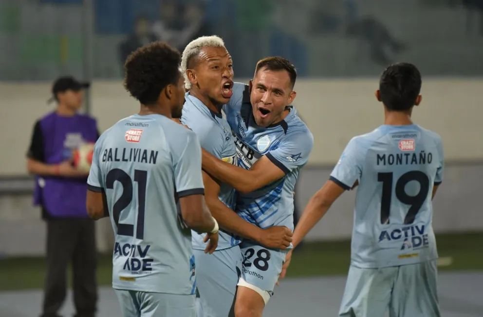 Jair Reinoso y sus compañeros festejan el tanto del triunfo frente a Blooming. Foto: APG