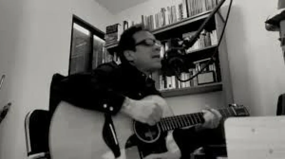 El cantautor paceño Grillo Villegas tocando su guitarra.  FOTO: Cuenta de Facebook de Grillo Villegas