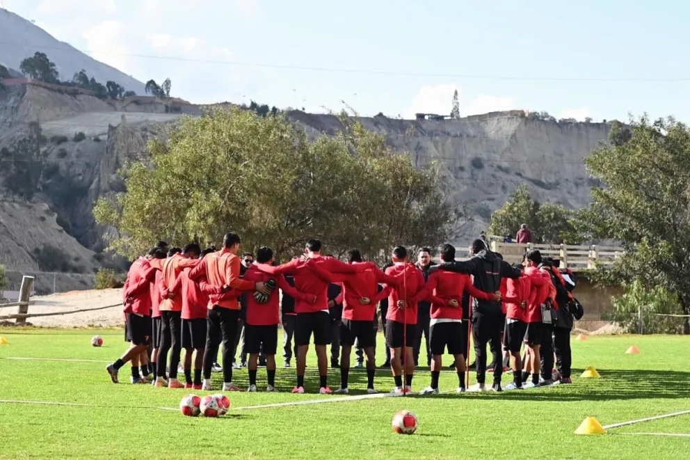 El plantel de la banda roja previo a un entrenamiento. Foto: Always Ready.