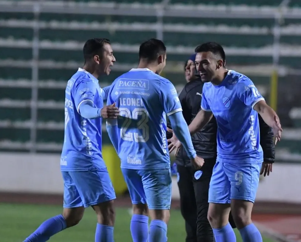 Los jugadores de la Academia celebran el tanto de Oviedo. (Foto: APG.).