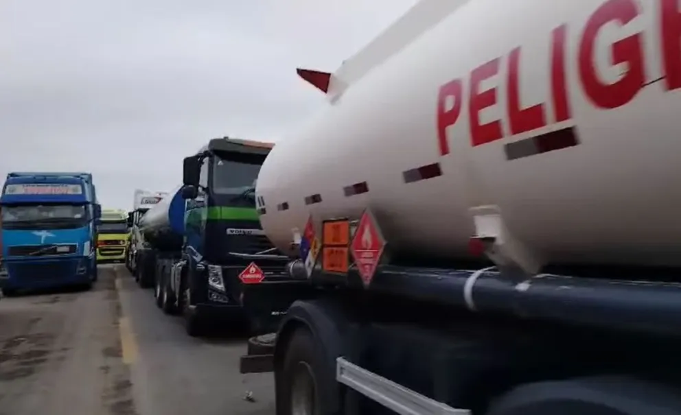 Camiones varados en la ruta entre Santa Cruz y Trinidad. Foto: Captura de video