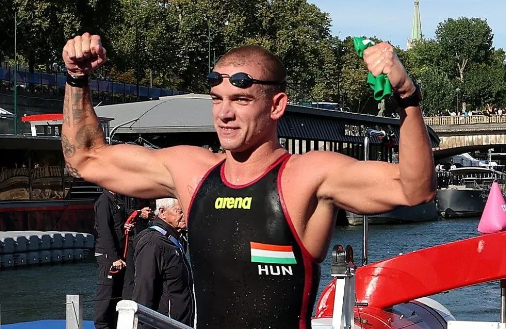 El húngaro Kristof Rasovszky celebra su victoria en la prueba de 10 kilómetros de aguas abiertas. Foto: París 2024