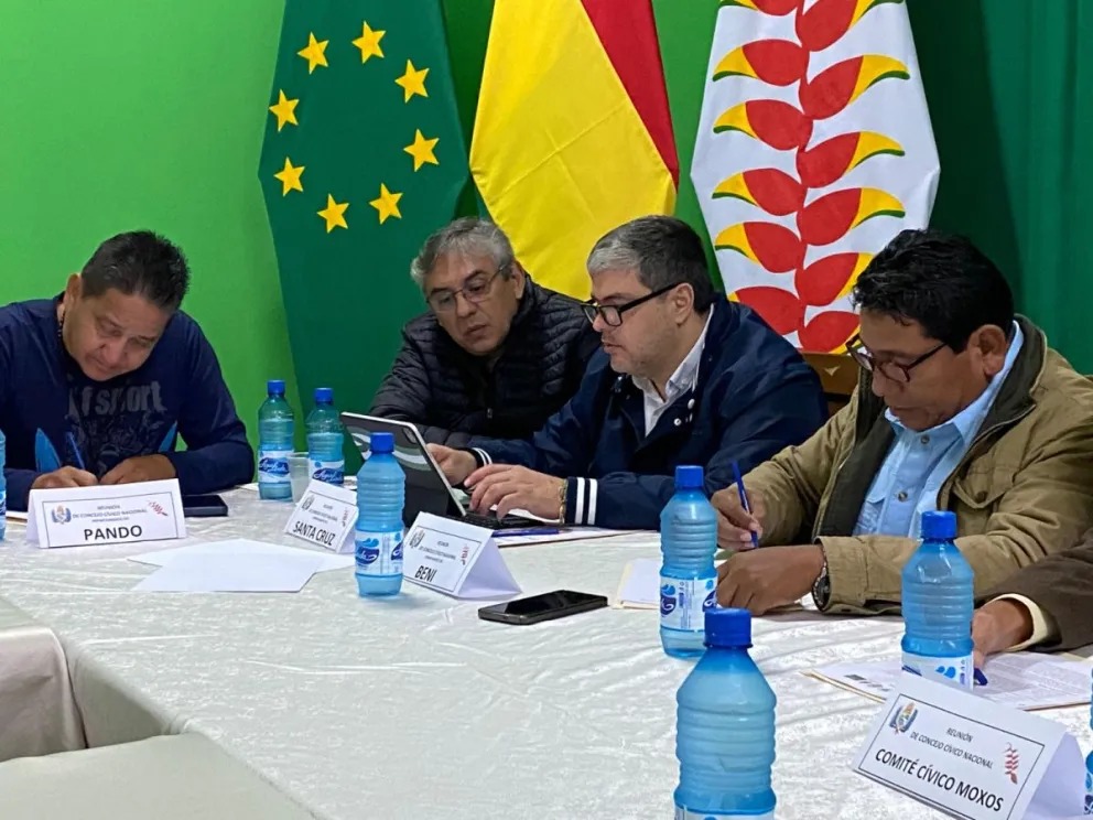 Los cívicos de Santa Cruz en una reunión. Foto: Comité Pro Santa Cruz