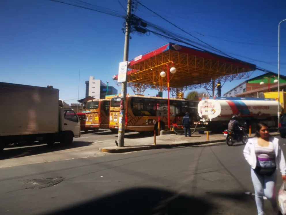 Buses Puma Katari cargan diésel en la estación Volcán de la avenida Montes de La Paz. Foto: Marco Belmonte