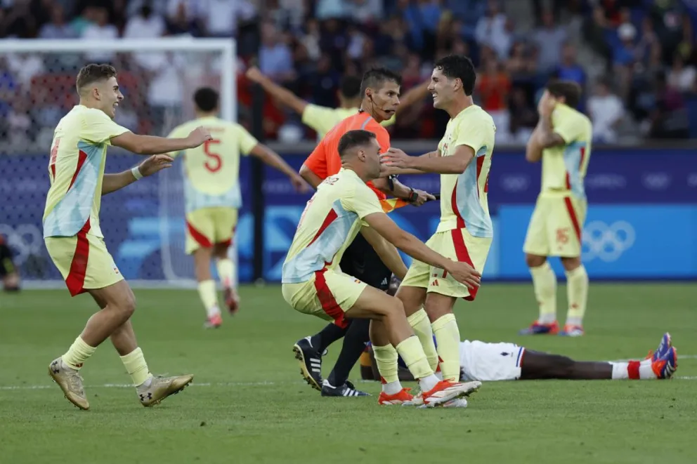 La selección española celebra por la conquista del oro olímpico. Foto: EFE.