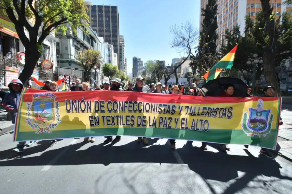 Confeccionistas, textileros y talleristas marchan por el centro de la ciudad de La Paz. Foto: APG