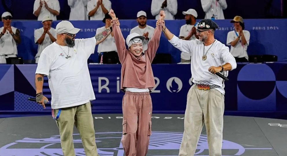 La nipona  b-girl celebra por su presea dorada. Foto: París 2024.