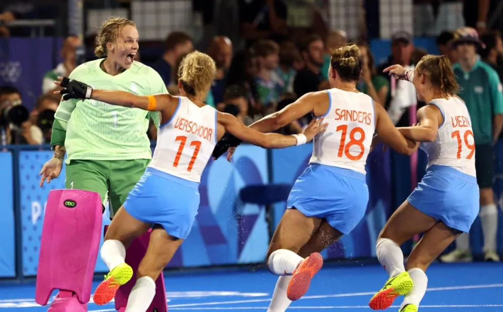 Las neerlandesas celebran por la victoria y la obtención del oro. Foto: EFE.