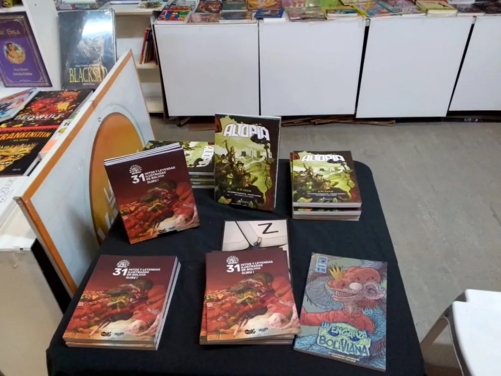 Altopía y otros títulos que se venden en la feria. FOTO: Jorge Soruco / Visión 360 