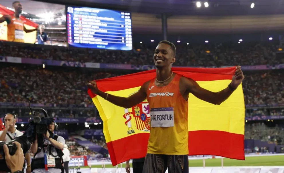 El atleta español de origen cubano Jordan Alejandro Díaz celebra el oro en la final del triple salto masculino. Foto: EFE