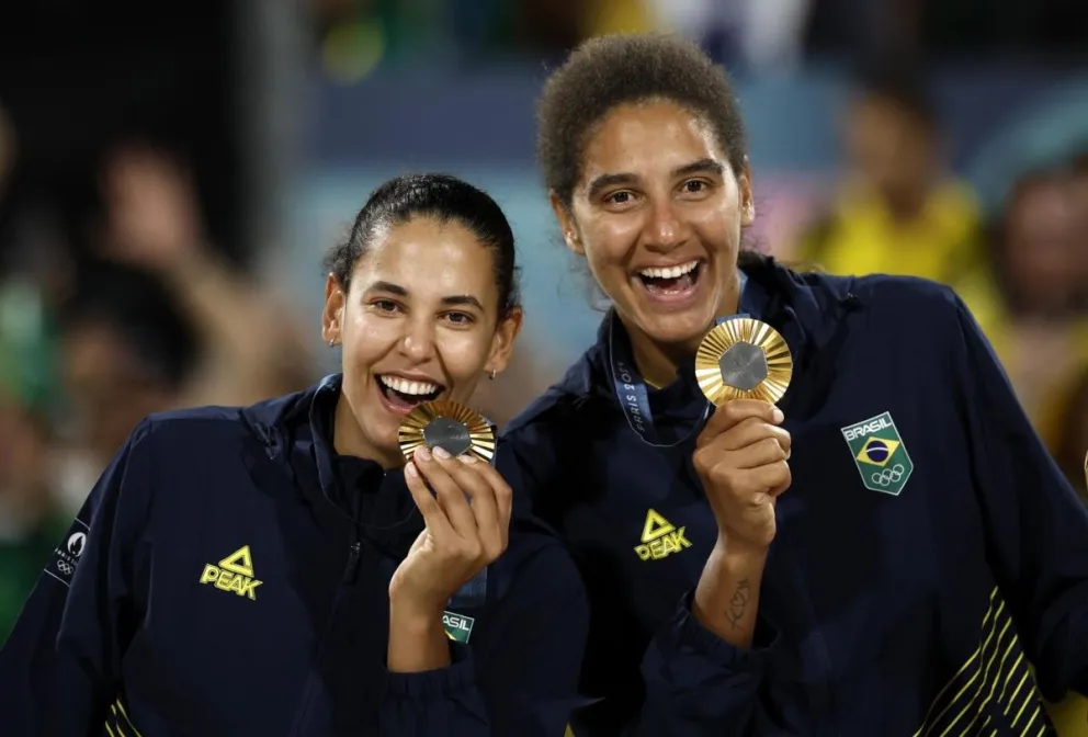 Las brasileñas Ana Patricia Silva Ramos (d) y Eduard Santos Lisboa posan con sus medallas tras ganar la final del voleibol de playa. Foto: EFE