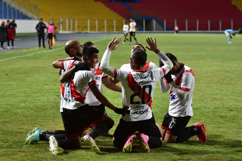 Los jugadores de Nacional festejan uno de los goles que anotaron. Foto: APG.