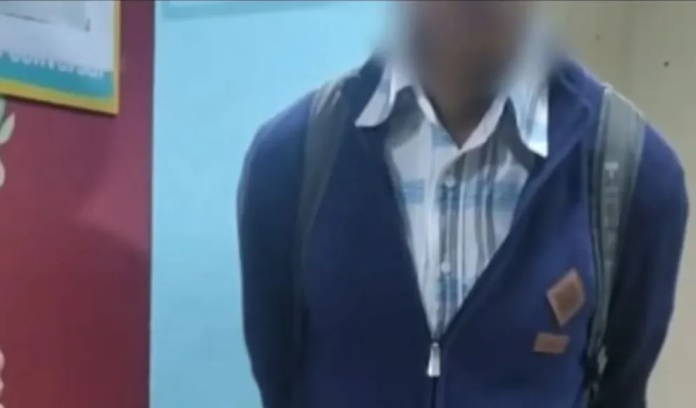 El hombre de 40 años, vestido con uniforme escolar, fingía tener 14.    Foto: Red Uno
