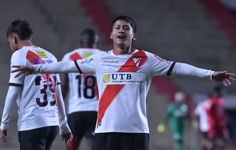 Marco Salazar, uno de los jugadores juveniles de Always Ready celebra el tercero. Foto: APG