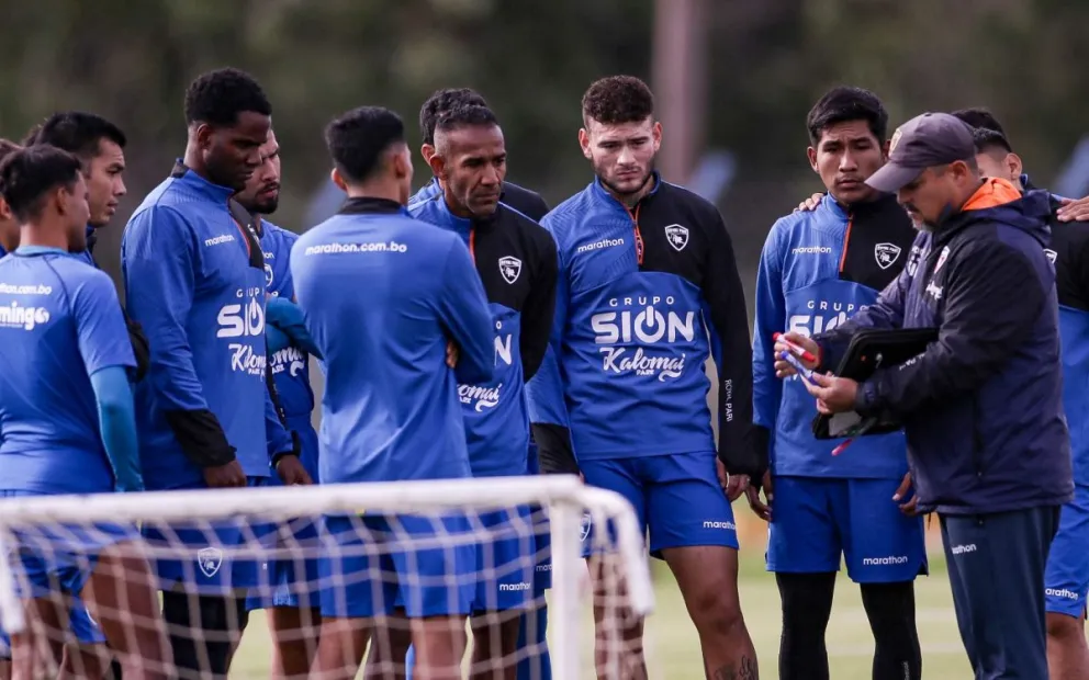 David de la Torre (der.) da instrucciones a sus jugadores en uno de los últimos entrenamientos. Foto: club Royal Pari