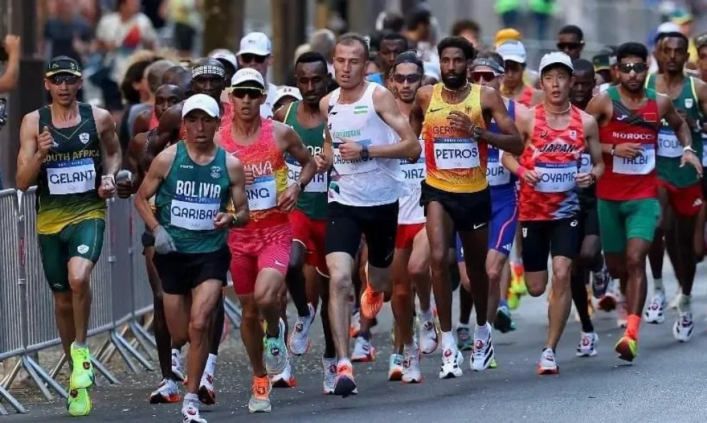 Héctor Garibay encabezando el pelotón de vanguardia en la primera parte de la maratón de los Juegos Olímpicos París 2024. Foto: Comité Olímpico Boliviano. 