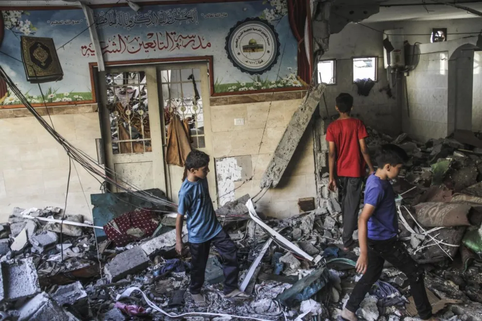 Palestinos inspeccionan los daños tras un ataque israelí a la escuela Al Tabain. Foto: EFE