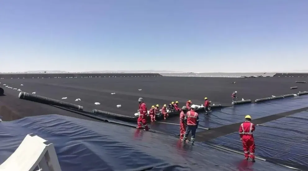 Obreros trabajan en el complejo del litio, Uyuni (Potosí). Foto: ABI