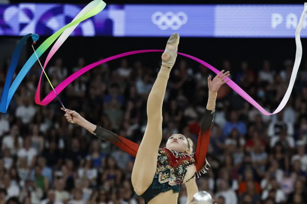 Las gimnastas del equipo chino compiten en la final del concurso completo por equipos de gimnasia rítmica en la capital gala, este sábado. Foto: EFE