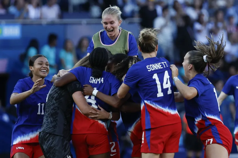 Las jugadoras estadounidenses celebran la victoria ante Brasil en la final de Fútbol femenino. EFE