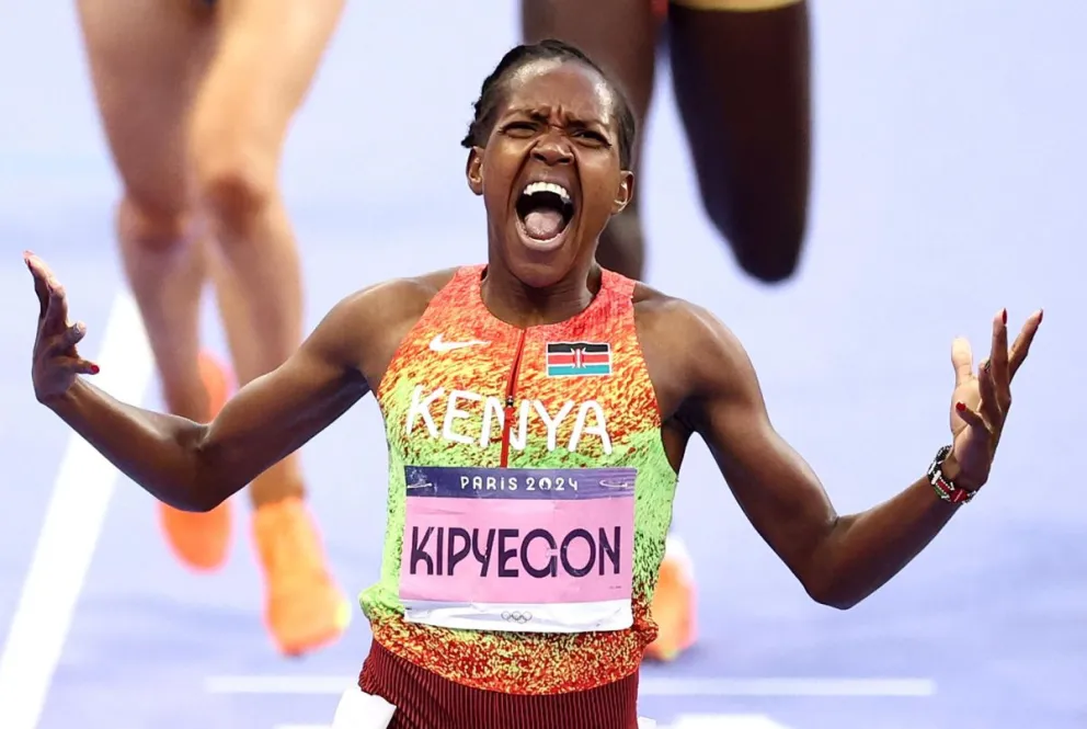 La keniana Faith Kipyegon entra primera en meta en la carrera de los 1500 metros. Foto: EFE