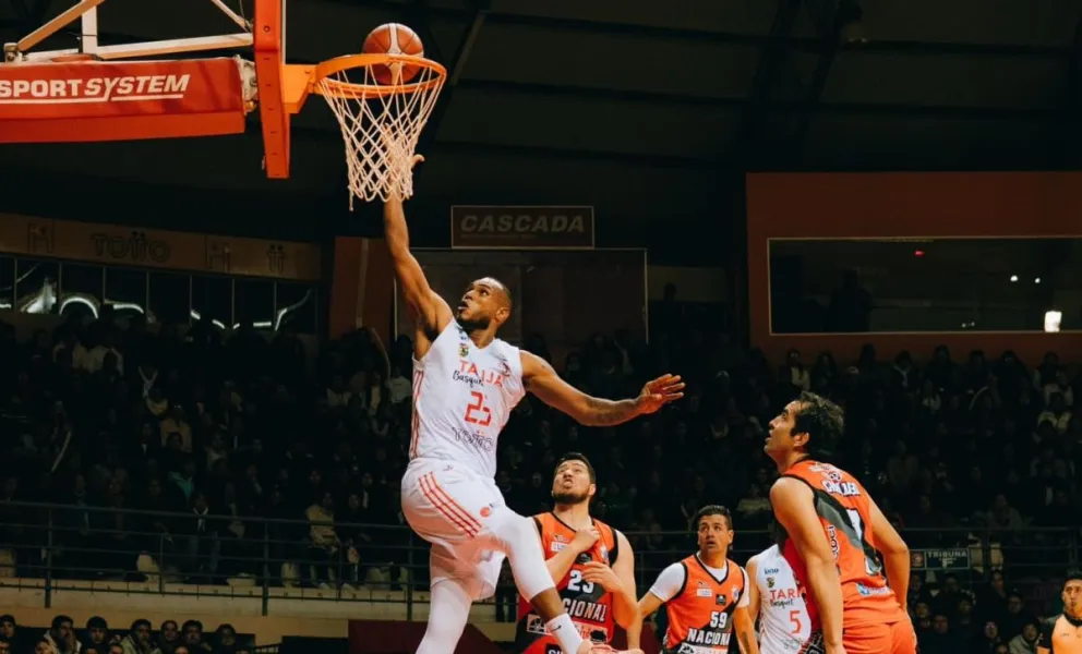 Un jugador de Tarija Básquet encesta la pelota en el partido con Nacional. Foto: Tarija Básquet.