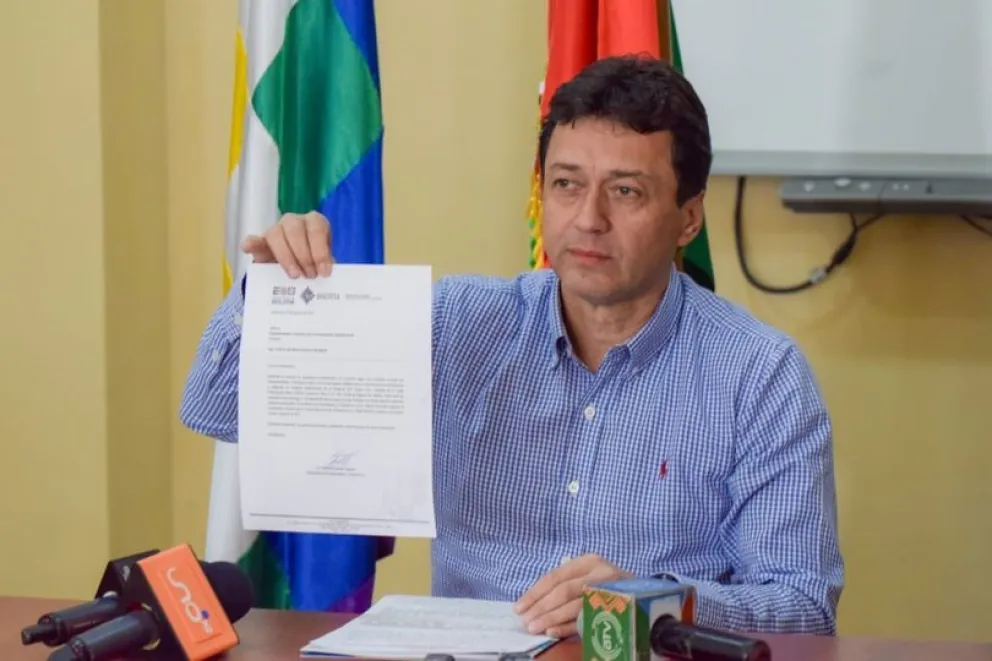 El viceministro Saucedo con la invitación. Foto: Ministerio de Obras Públicas