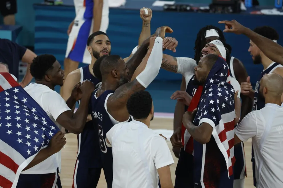 Los jugadores estadounidenses celebran la victoria ante Francia en la final de Baloncesto masculino Foto: EFE