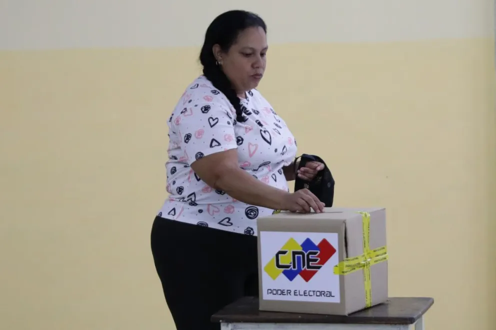 Una mujer vota en las elecciones del pasado 28 de julio en Venezuela. Foto; EFE