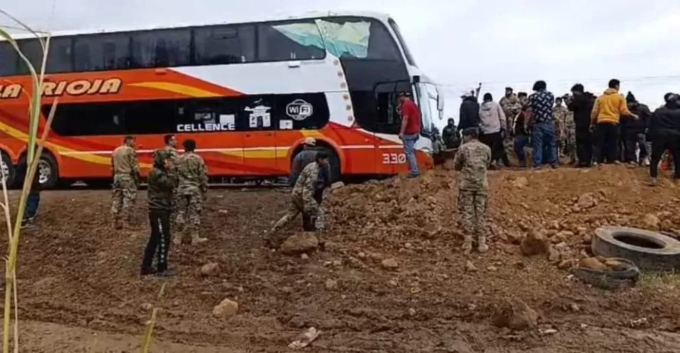 Un bus a punto de cruzar por la ruta tras el levantamiento del bloqueo. Foto: DTV