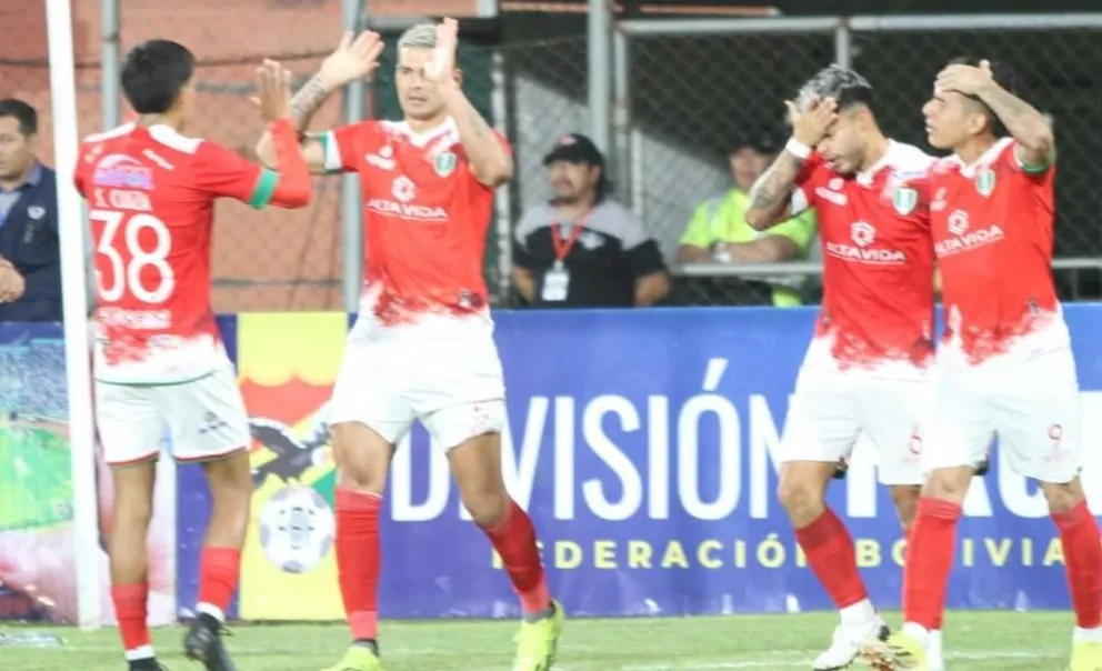 Leandro Corulo (segundo izq.) es felicitado por sus compañeros luego de su gol de penal. Foto: APG