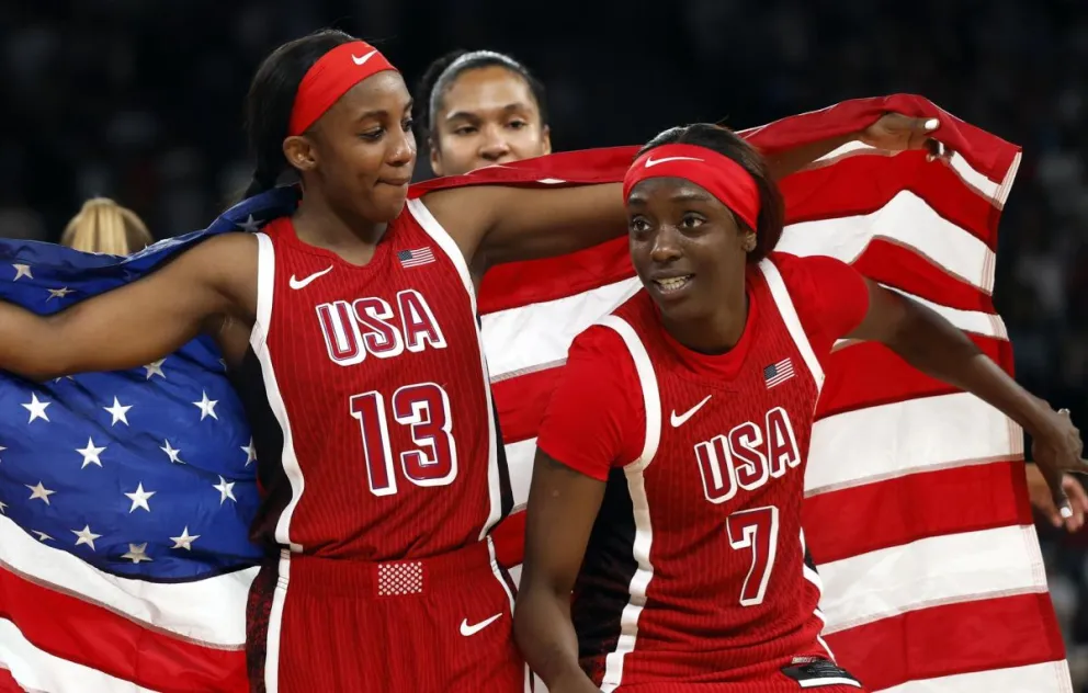 Jackie Young (I) y Kahleah Copper (d) celebran la victoria en la final de baloncesto femenino. Foto: EFE