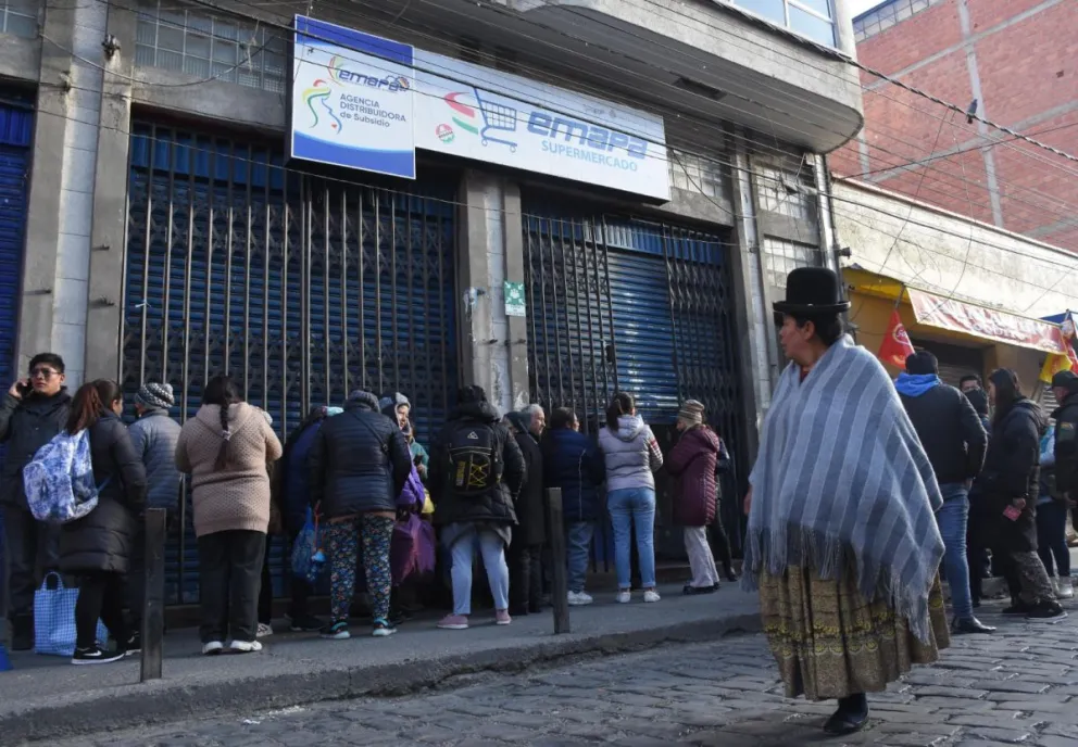 Ayer, largas filas se formaron en las tiendas de Emapa. Foto: APG