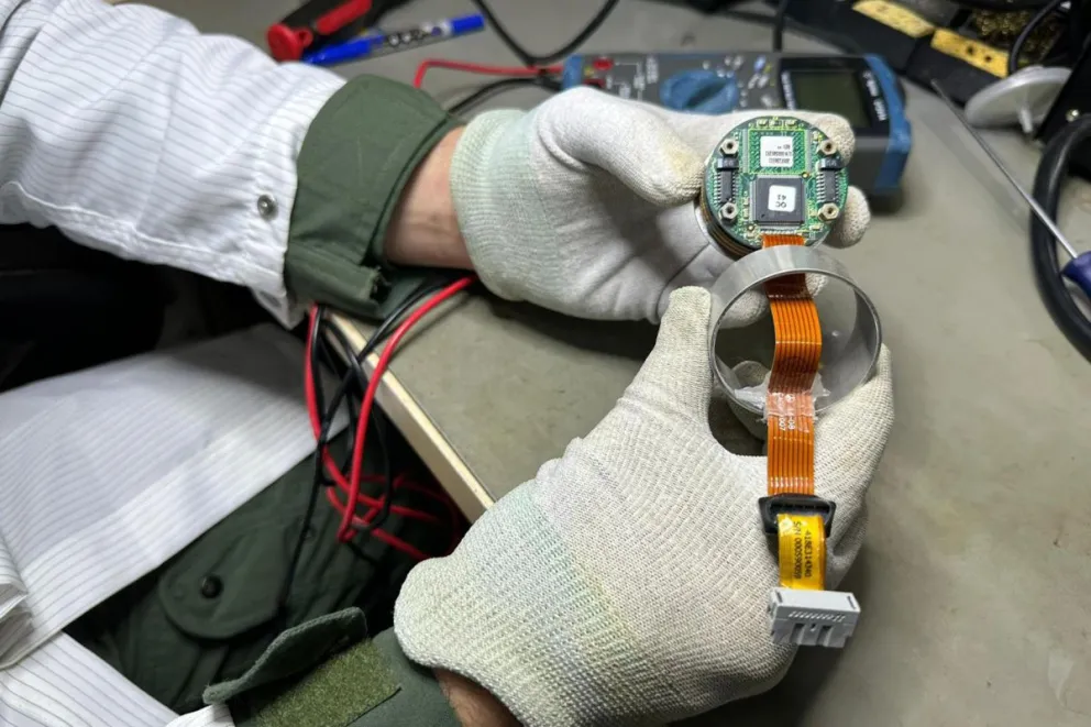 Un operario trabaja extrayendo los datos. Foto: EFE