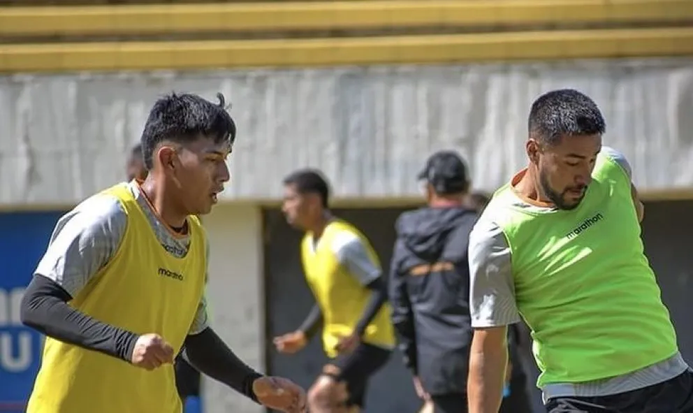 Jeyson Chura (izq.) y Rodrigo Ramallo en una práctica anterior del Tigre. Foto: The Strongest