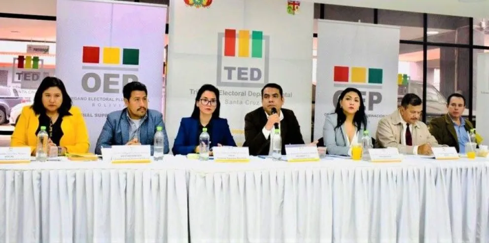 El vicepresidente del TSE, Francisco Vargas y otros vocales. Foto: TSE