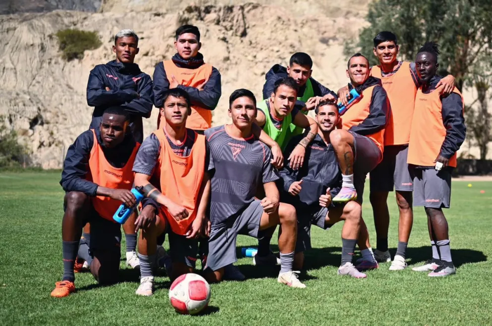 Los jugadores de Always Ready en el cierre de entrenamientos antes del choque de esta noche. Foto:AR