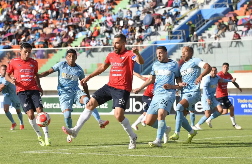 Santiago Echeverría (22), de Wilstermann, rechaza un intento de ataque de Aurora. Foto: APG.