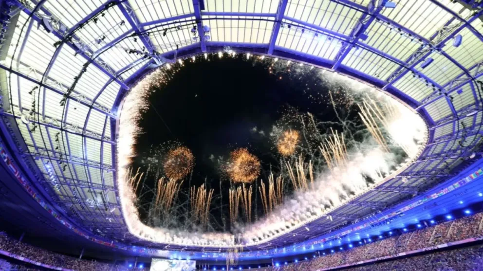 La noche de París se iluminó con los fuegos artificiales desde el Stade de France. Foto: París 2024.