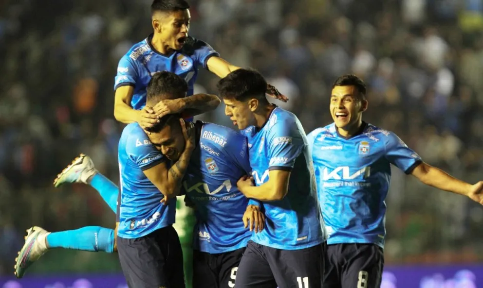 Los celestes celebran el gol conseguido por Othoniel Arce. Foto: APG