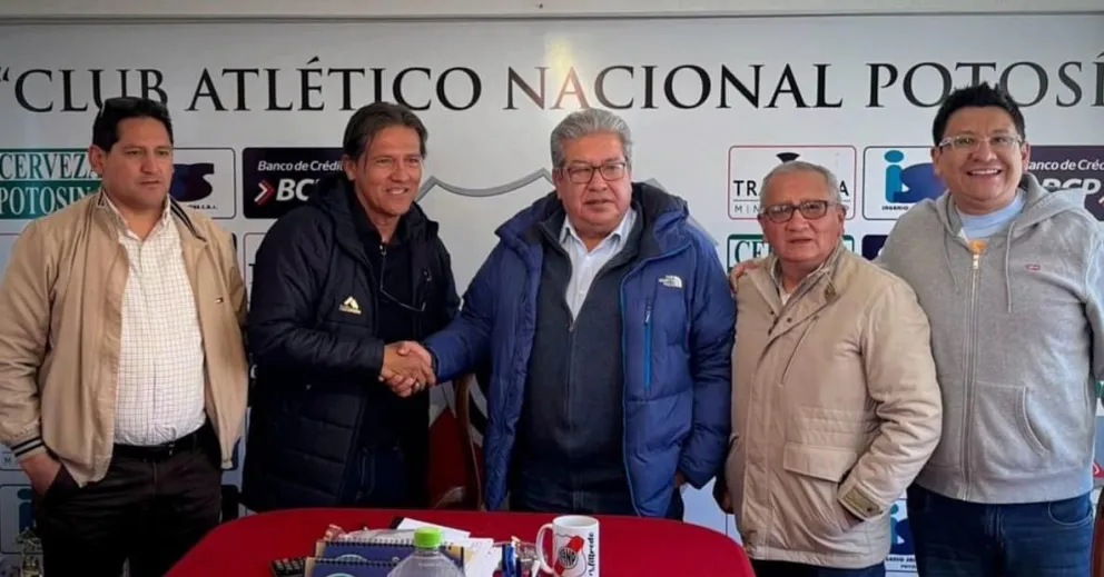Flabio Torres (segundo izq.), recibe la bienvenida a Nacional por parte de Wilfredo Condori, presidente del club. Foto: Nacional Potosí.
