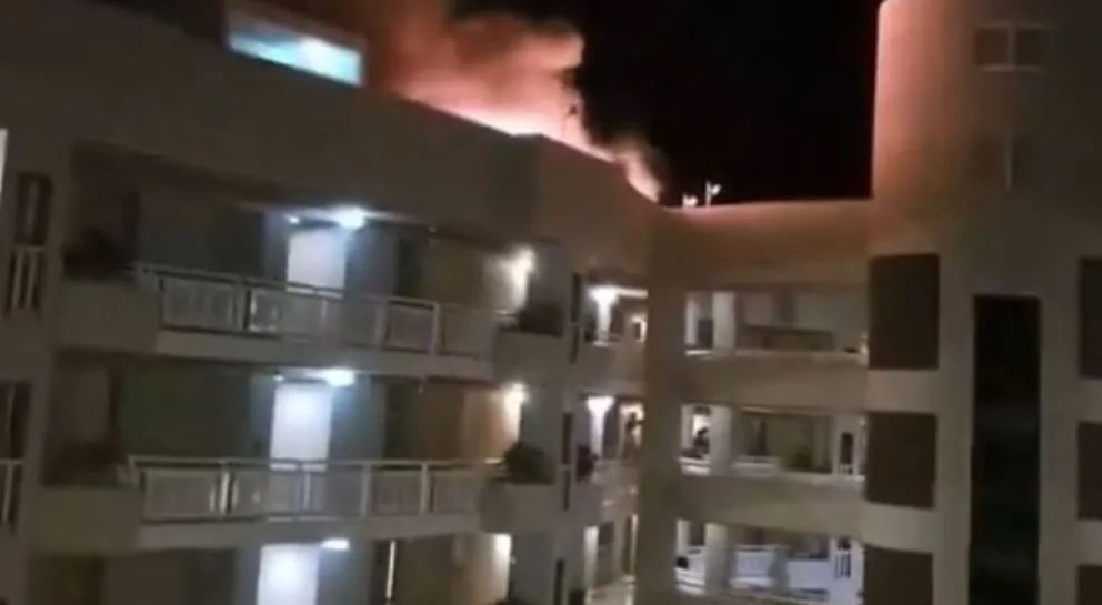 Fuego en el techo del hotel tras el impacto. Foto: Captura de video