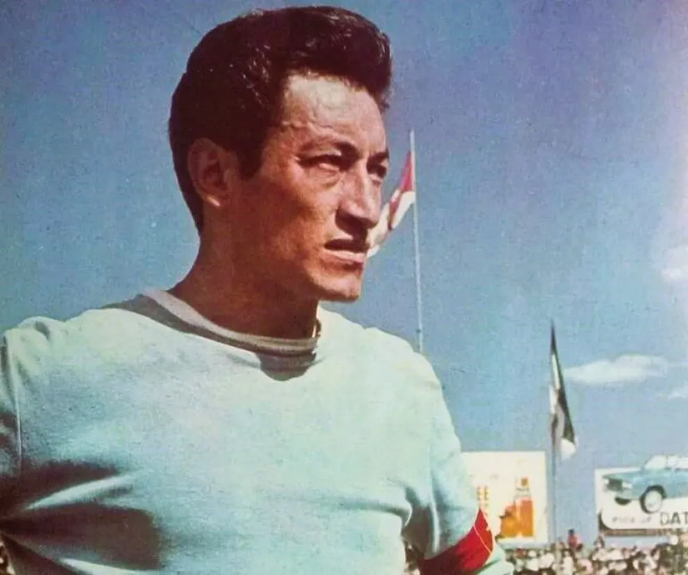 Blacut con la casaca del club Bolívar, donde fue capitán. Foto: Colección Julio Mamani