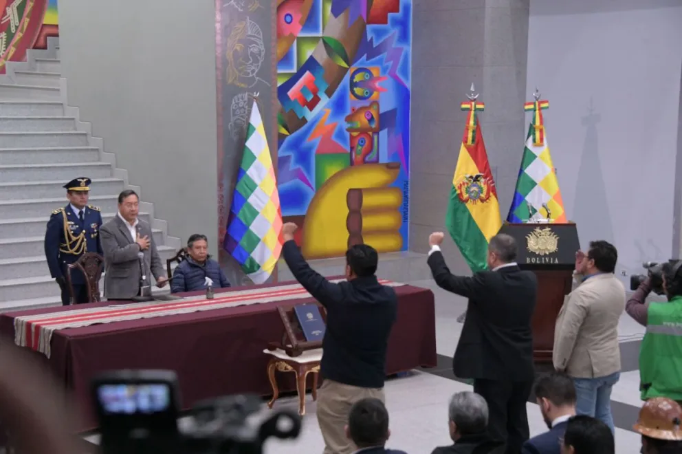 Los nuevos ministros juran al cargo. Foto: ABI