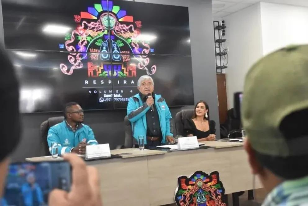 El alcalde Arias, con Gemio, y la organizadora del evento, Carla Ortiz. Foto: AMUN